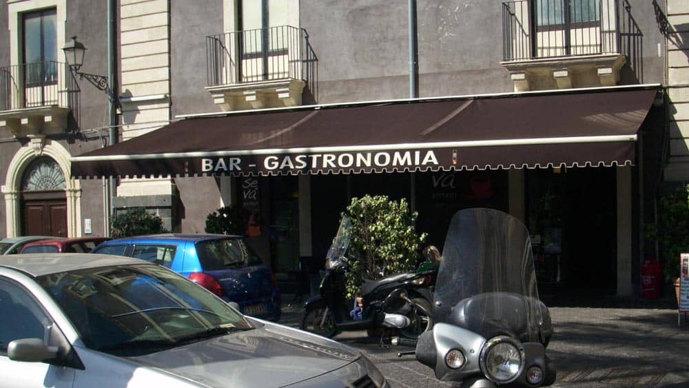 Tenda da sole per bar a bracci con cassonetto